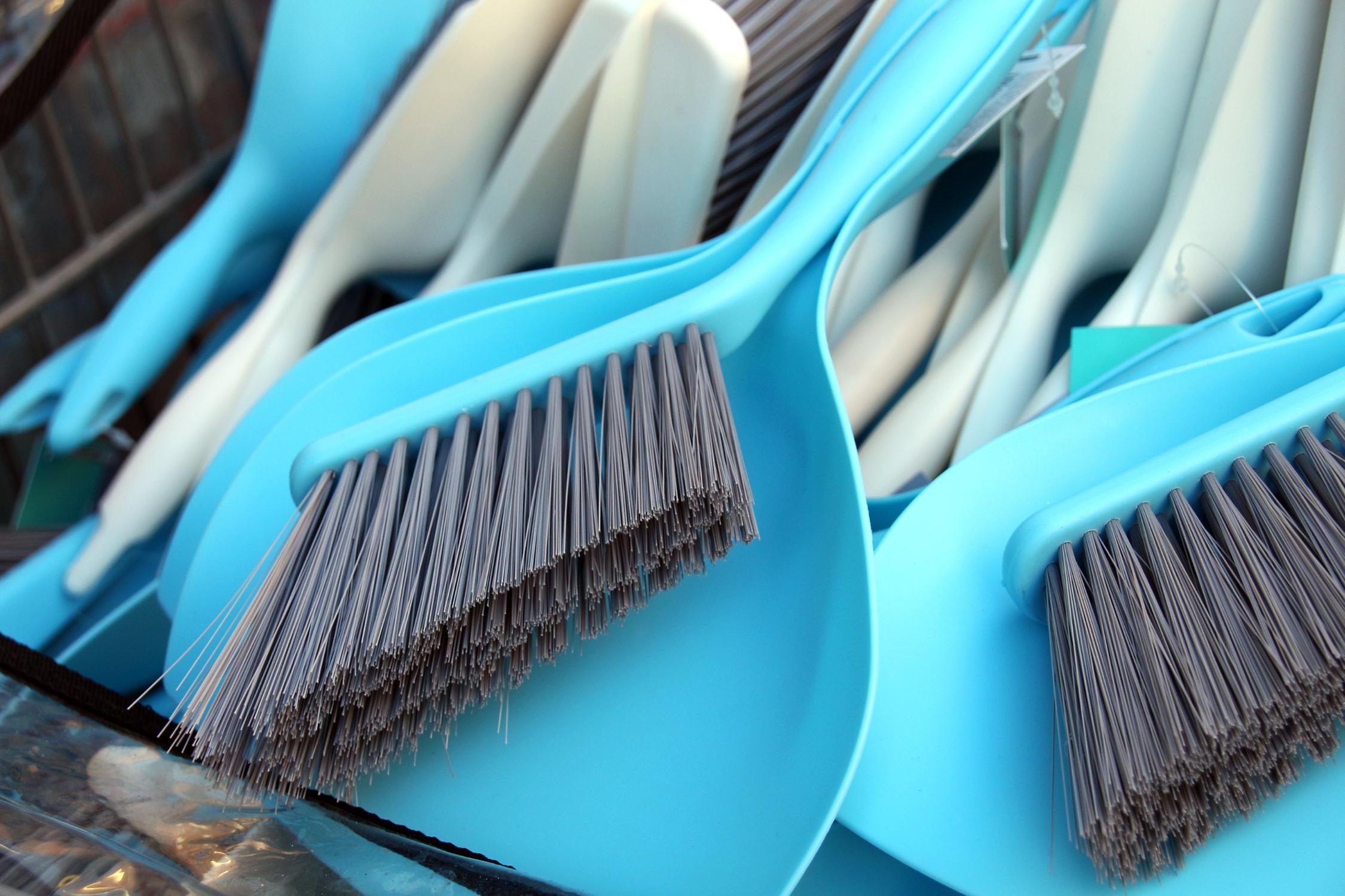 0707_kehrschaufel_besen_by_peter_weidemann_pfarrbriefservice