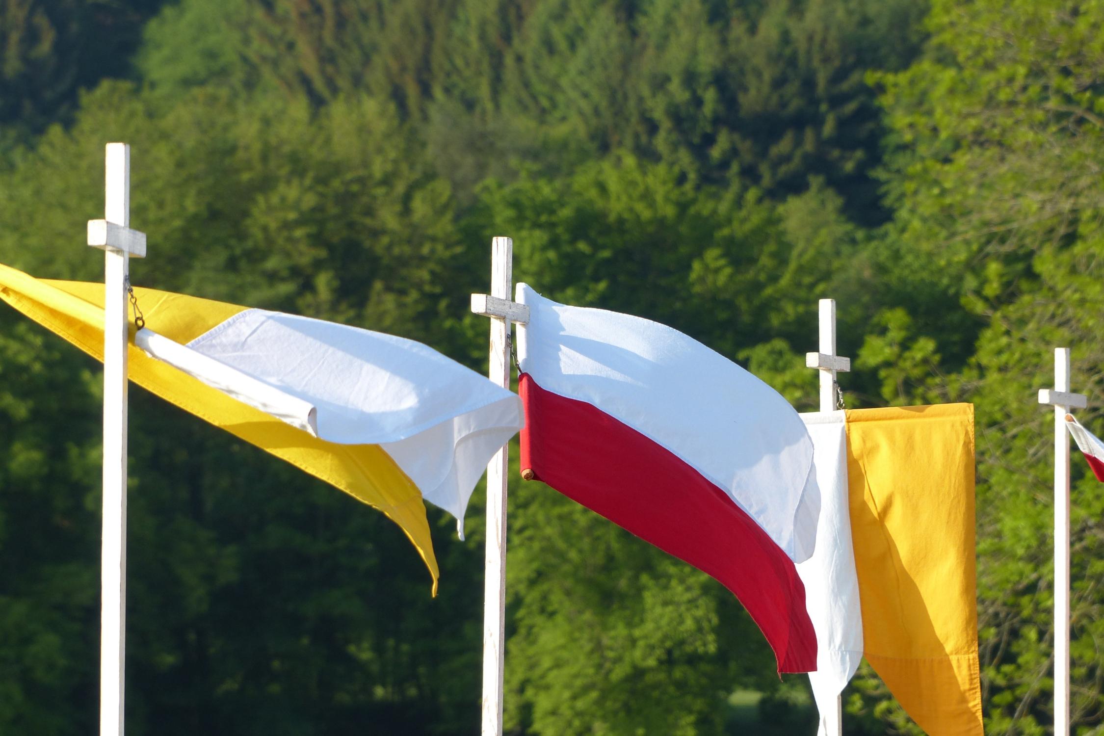 fahnen-fronleichnam_by_Gabriele_Traegner-Friedrich_pfarrbriefservice